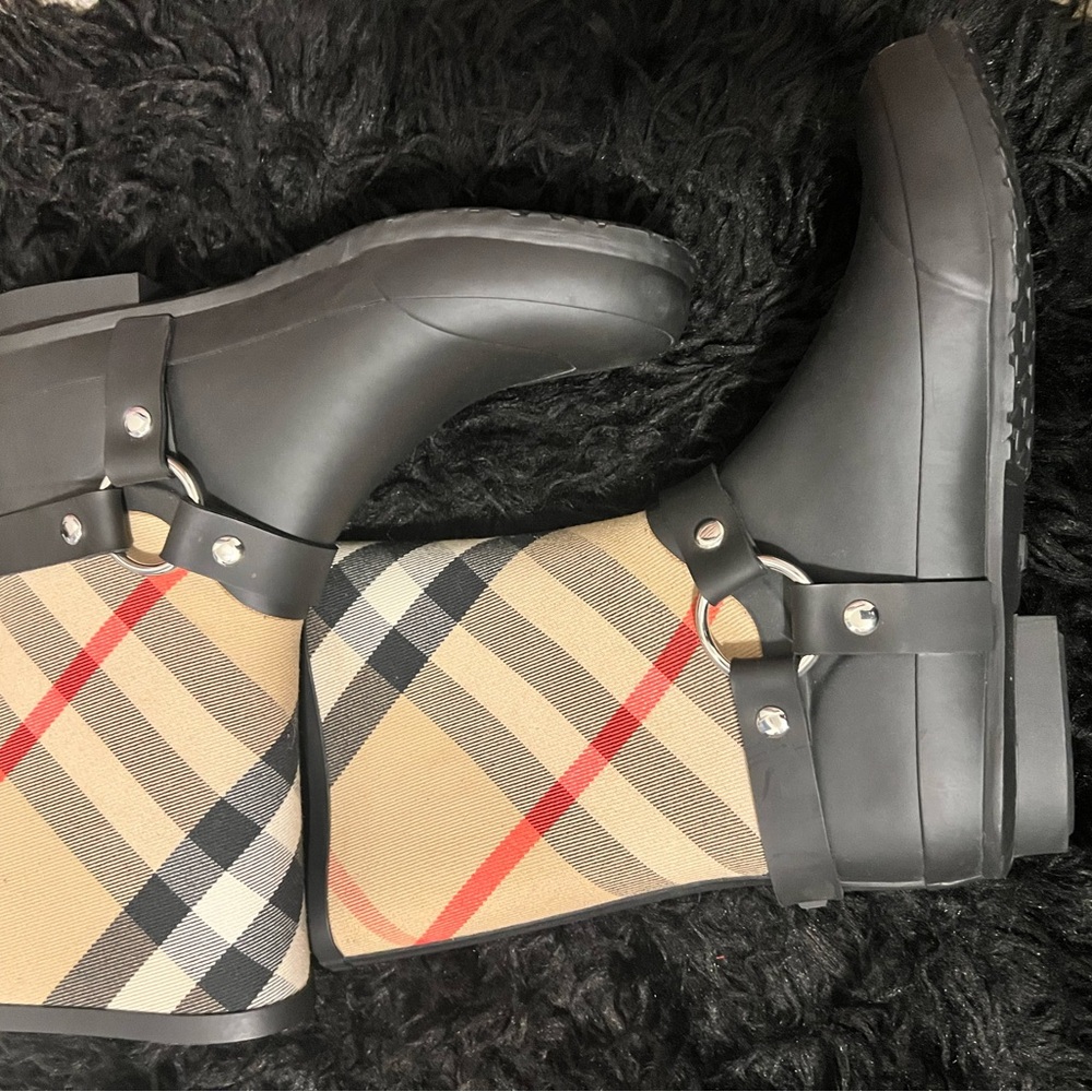 Burberry Horse-Check-Strap- Detail rain boots